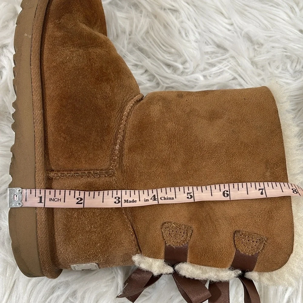 UGG BAILEY BOW II KIDS BOOTS CHESTNUT SIZE 4 - Picture 13 of 13
